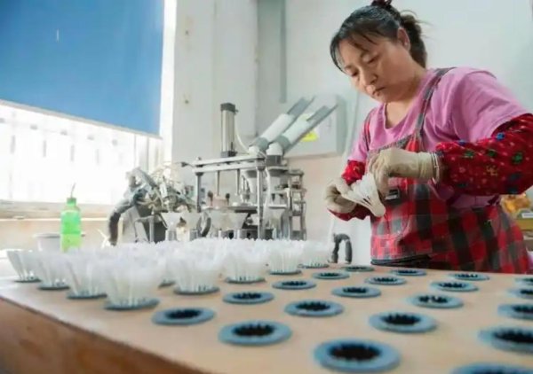 金财配资 “两极化”的羽毛球涨价